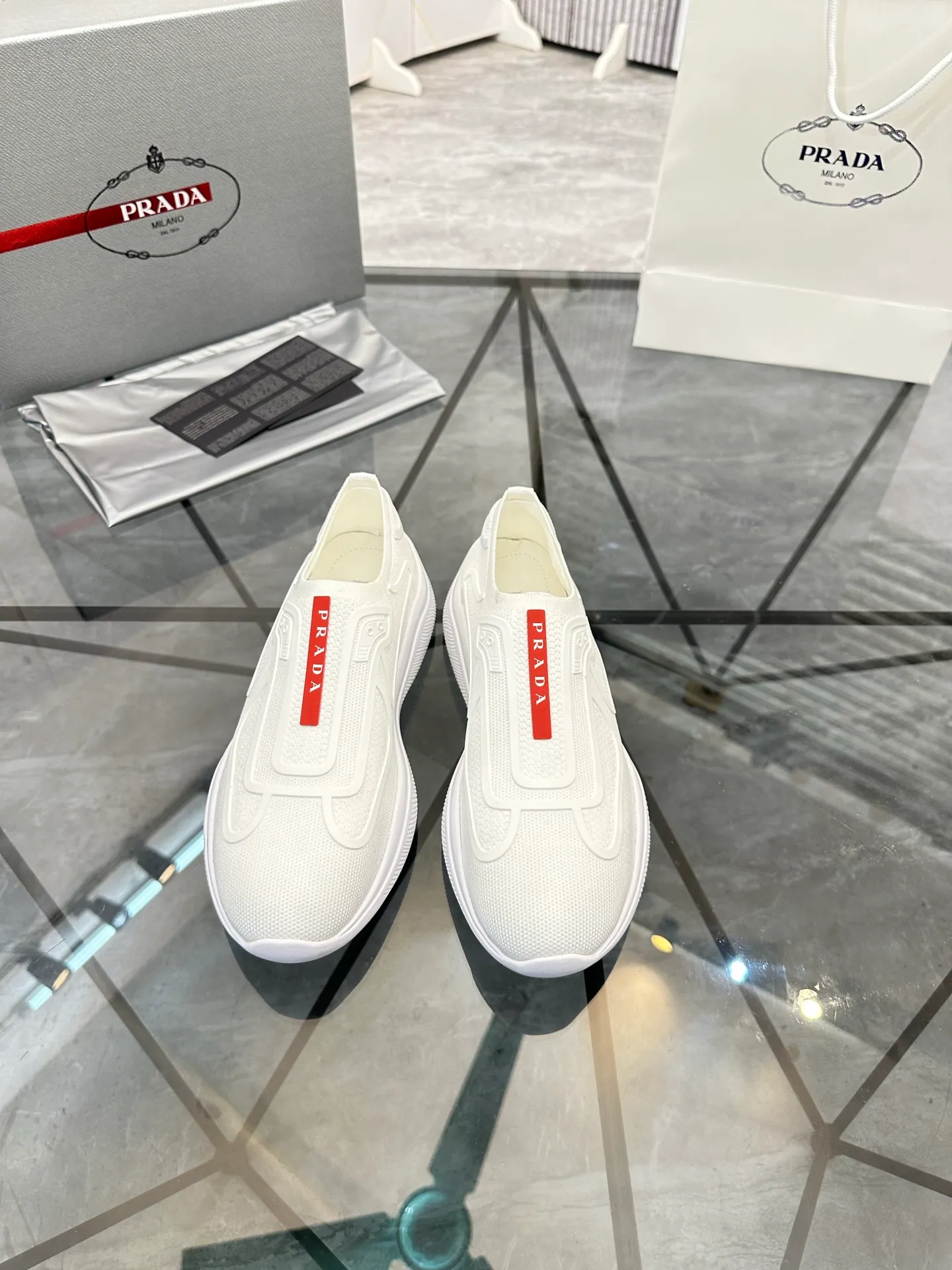Men's shoes: 💰P460¥ High-end top quality Product trademark: Prada *"Prada*" low-top casual shoes Regular size: 38-45 (can be customized to 46) Product materials: imported original breathable fly knit upper, breathable lining, original outsole. No.: 001